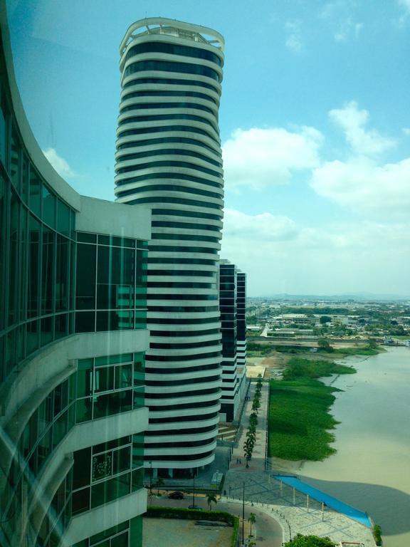 Luxury Suites River Front جواياكيل الغرفة الصورة